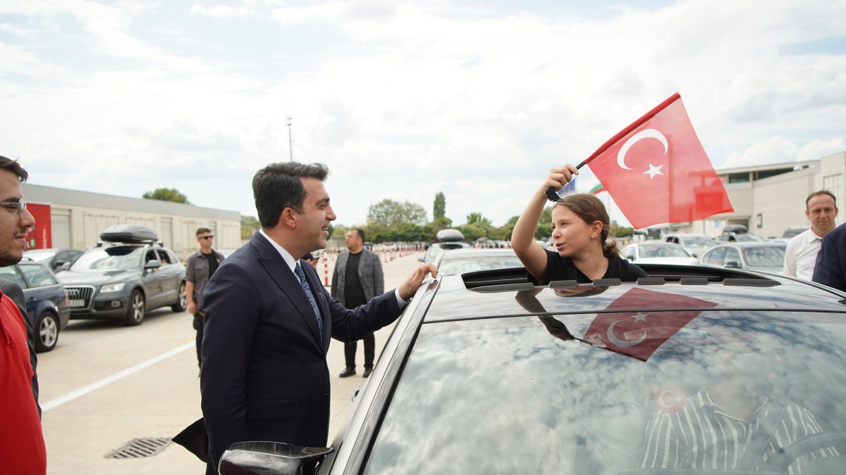 YTB President Abdulhadi Turus welcomes returning Turks at the Kapıkule Border Gate near Edirne, Türkiye, Aug. 3, 2025. (AA Photo)