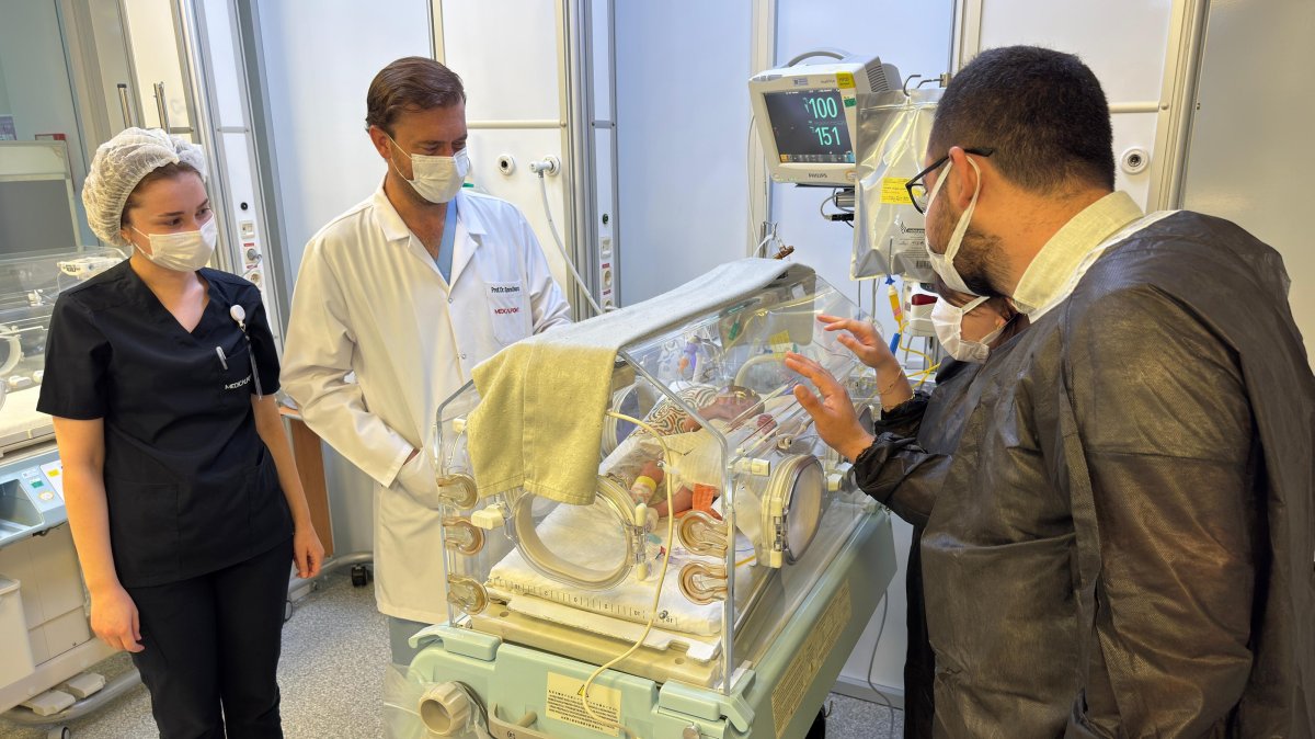 Medical team in Türkiye saves baby born with organs outside body