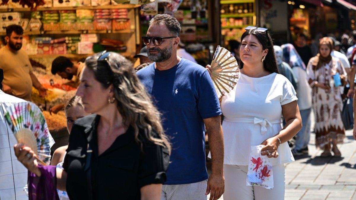 People are seen at a market in Eminönü neighborhood on a hot summer day, Istanbul, Türkiye, July 29, 2025. (AA Photo)