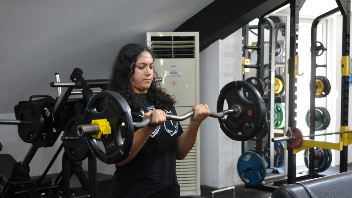 Zehra Olgar, 13, trains with determination at a gym after relocating from earthquake-hit Hatay to Manavgat, Antalya, Türkiye, Aug. 4, 2025. (DHA Photo)