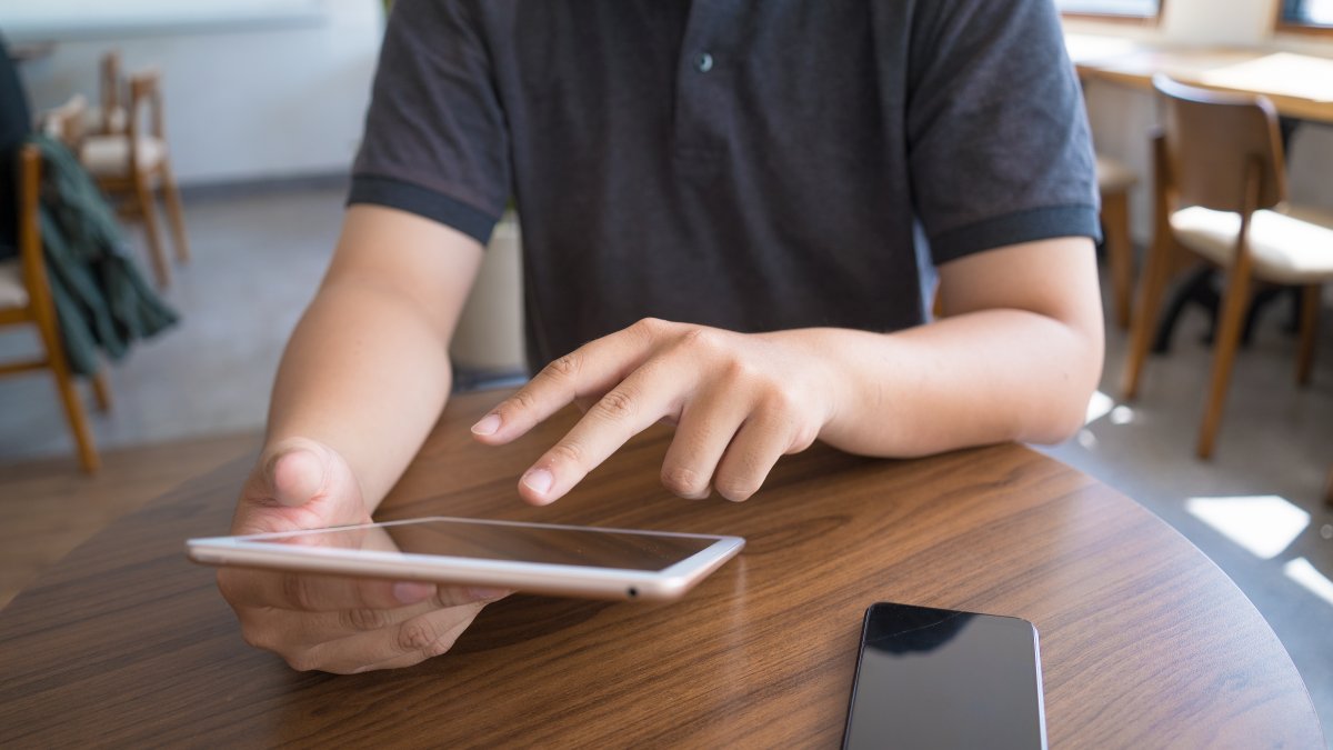 Experts warn that bullying now extends beyond schools, with smartphones and tablets enabling peer harassment to continue through digital platforms. (Shutterstcok Photo) 
