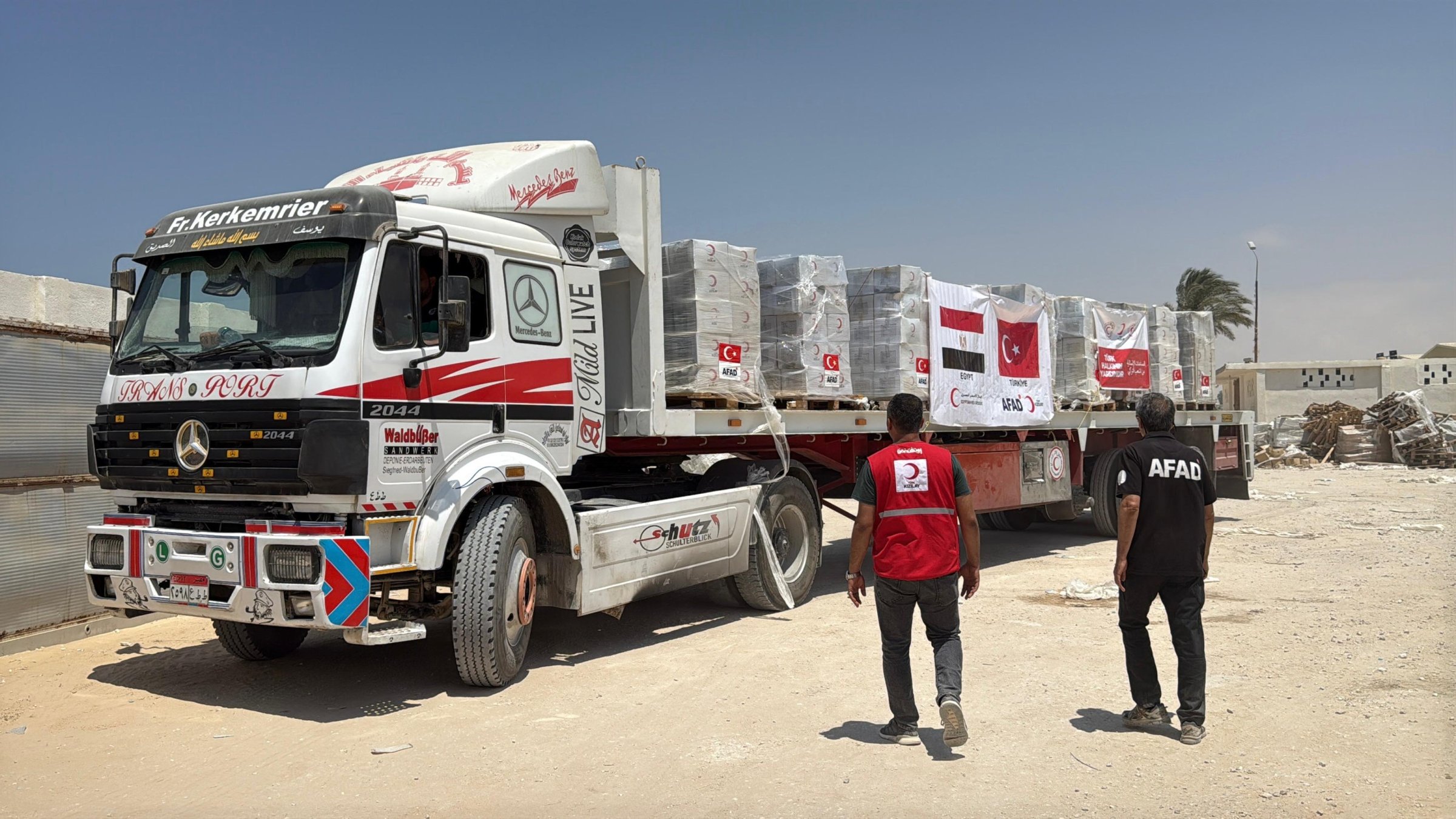 A Turkish Red Crescent (Kızılay) truck loaded with food aid crosses the Rafah Border into Gaza, Rafah, Palestine, Aug. 4, 2025. (AA Photo)