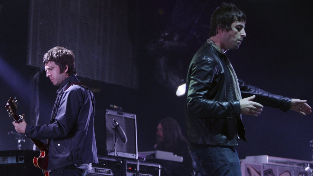 Noel (L) and Liam Gallagher, of Oasis, perform in Vancouver, Canada, Aug. 27, 2008. (AP Photo)