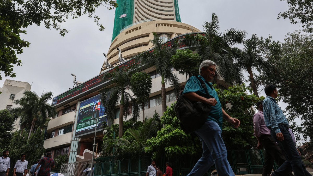 People walk past the Bombay Stock Exchange (BSE) building in Mumbai, India, July 31, 2025. (EPA Photo)