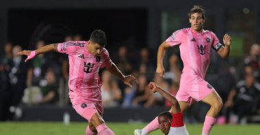 Inter Miami&#039;s Luis Suarez (L) dribbles the ball past Necaxa&#039;s Kevin Rosero during the second half of a Leagues Cup group stage match at Chase Stadium, Fort Lauderdale, U.S., Aug. 2, 2025. (Reuters Photo)