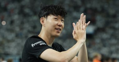Tottenham Hotspur&#039;s Son Heung-Min applauds fans after playing his last game for the club, a pre-season friendly against Newcastle United at Seoul World Cup Stadium, Seoul, South Korea, Aug. 3, 2025. (Reuters Photo) 