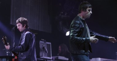 Noel (L) and Liam Gallagher, of Oasis, perform in Vancouver, Canada, Aug. 27, 2008. (AP Photo)