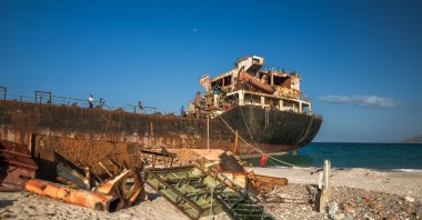 Shipwreck on the coast of the Yemeni island of Socotra. (Shutterstock Photo)