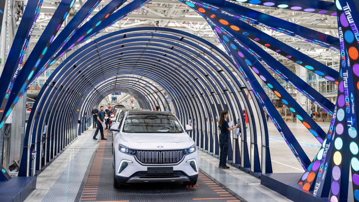 Employees work on a car assembly line at a Togg factory at the Gemlik Togg Technology Campus, Bursa, northwestern Türkiye, May 17, 2024. (AFP Photo)