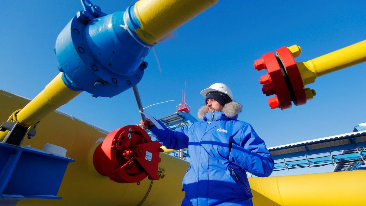 An employee checks a gas valve at the Atamanskaya compressor station, part of Gazprom's Power of Siberia gas pipeline, near Svobodny, Amur region, Russia, Nov. 29, 2019. (Reuters Photo)