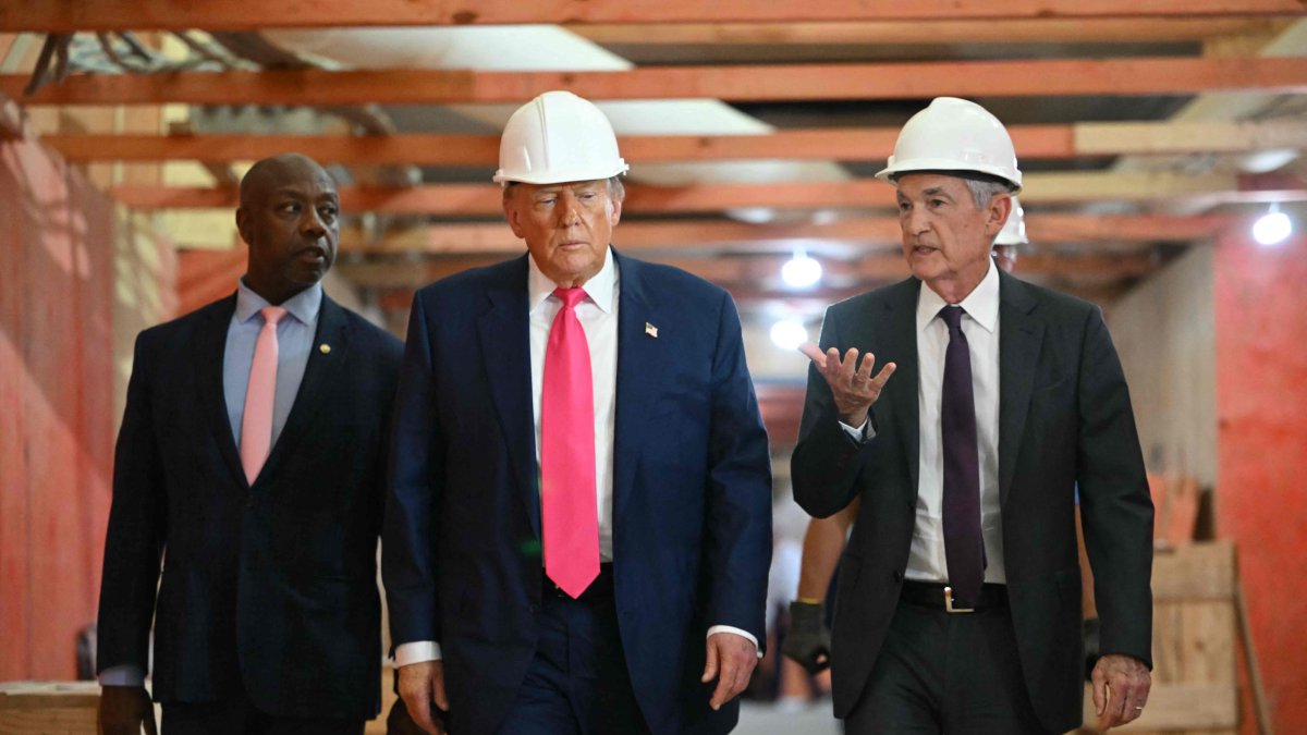 U.S. President Donald Trump (C), Federal Reserve Chair Jerome Powell (R) and Republican Senator Tim Scott visit the Federal Reserve, Washington, U.S., July 24, 2025. (AFP Photo)