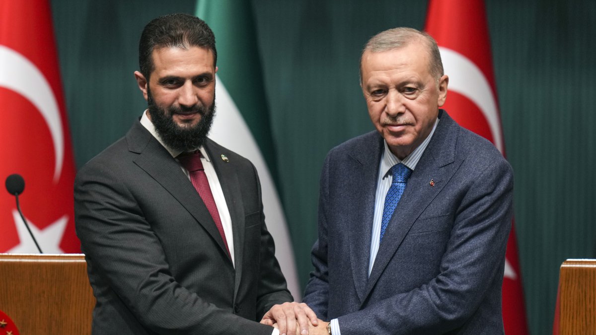 President Recep Tayyip Erdoğan (R) shakes hands with Syria's interim President Ahmed al-Sharaa in a joint news conference following their meeting at the Presidential Complex, Ankara, Türkiye, Feb. 4, 2025. (AP Photo)