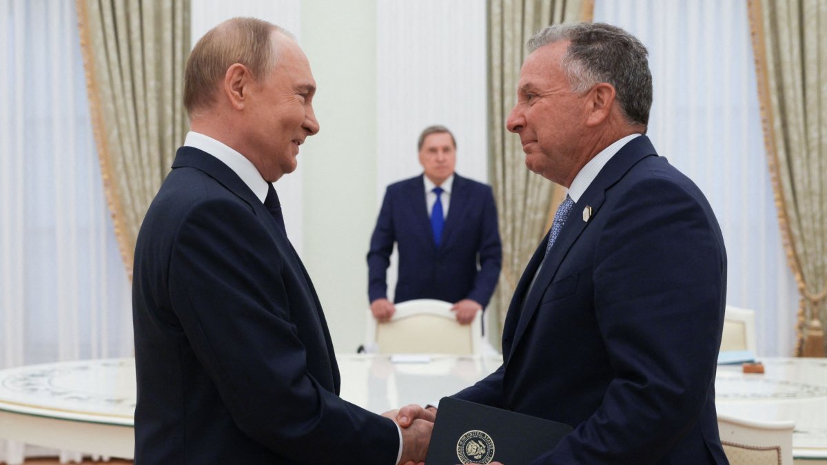 Russia&#039;s President Vladimir Putin (L) greets U.S. Special Envoy Steve Witkoff before their talks, Moscow, Russia, Aug. 6, 2025. (AFP Photo)