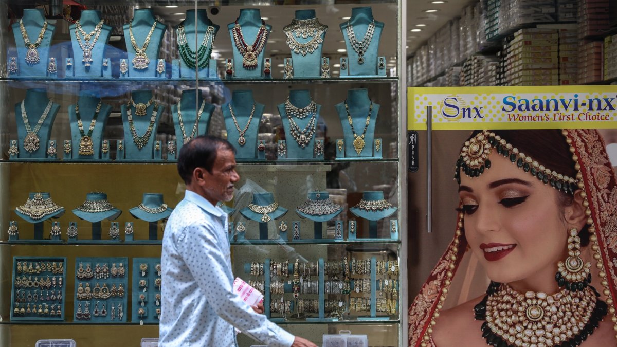 A man walks past the jewelry shop in the Zaveri Bazaar (Jewellery Market) area, Mumbai, India, July 31, 2025.  (EPA Photo)