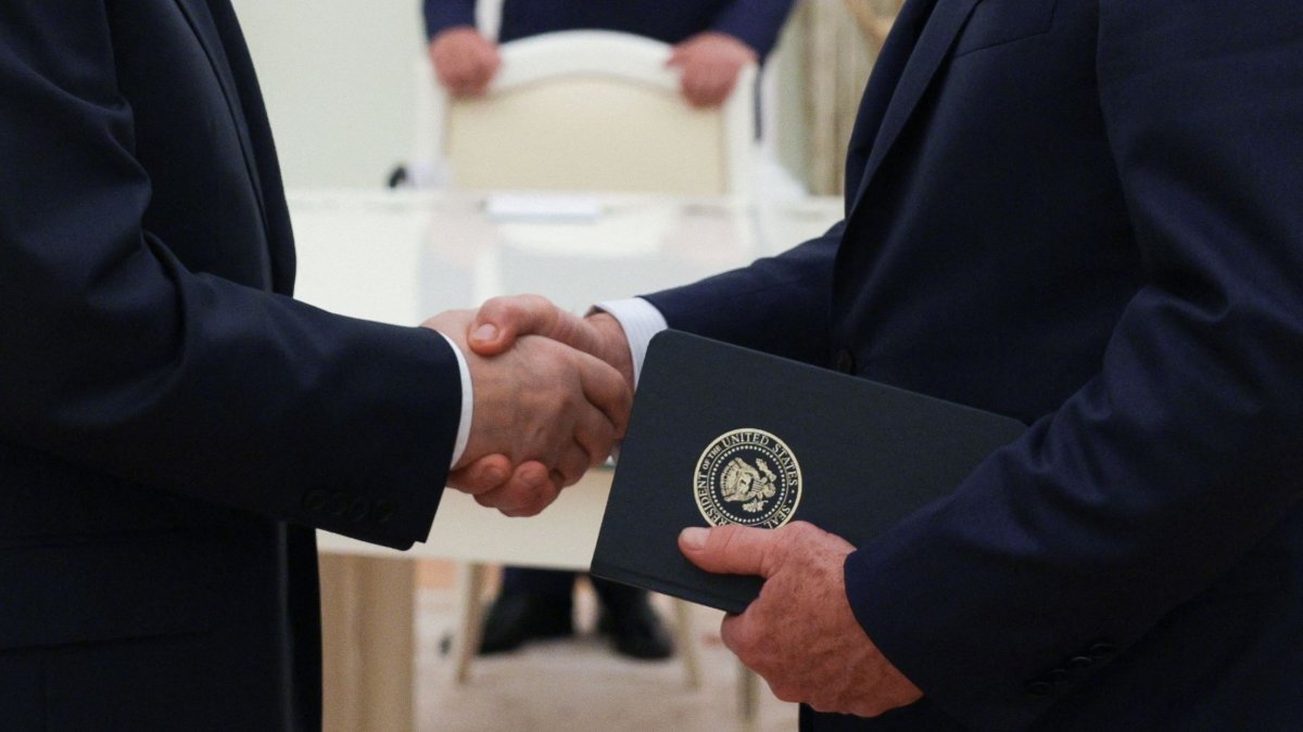 In this pool photograph distributed by the Russian state agency Sputnik, Russia&#039;s President Vladimir Putin greets U.S. Special Envoy Steve Witkoff prior to their talks in Moscow, Aug. 6, 2025. (AFP Photo)