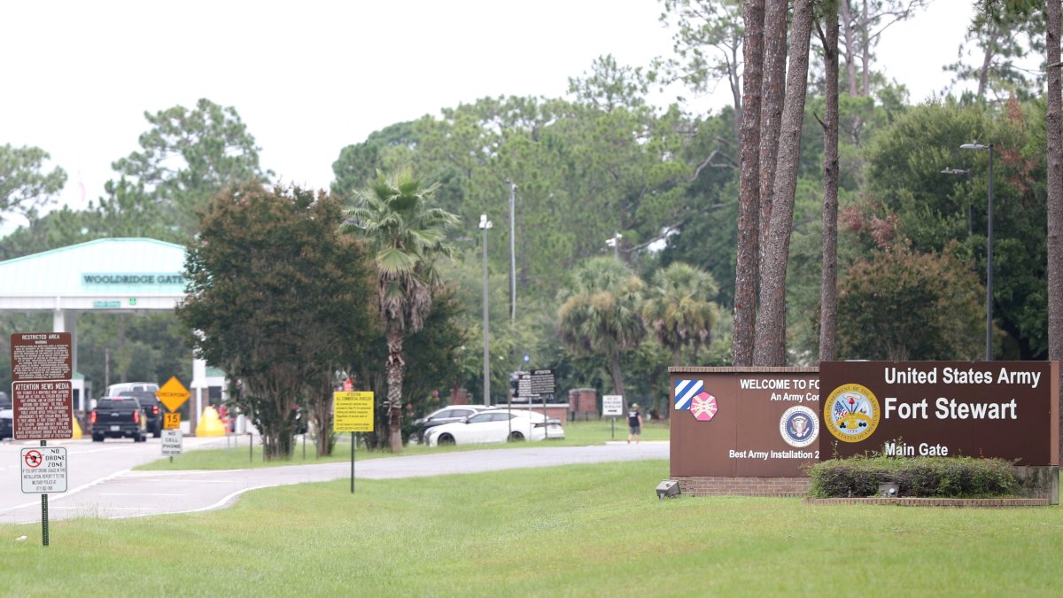 Traffic enters Fort Stewart at the main entrance gate following an active shooter incident on the U.S. Army base located in Hinesville, Georgia, U.S. Aug. 6, 2025. (Reuters Photo)