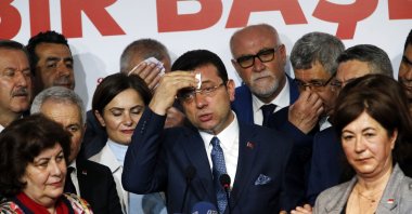 Istanbul&#039;s former Mayor Ekrem Imamoğlu (C) takes a break as he talks to journalists, Istanbul, Türkiye, April 9, 2019. (AP Photo)
