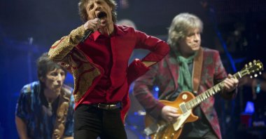 Mick Jagger (C), Ronnie Wood (L) and Mick Taylor of British rock band The Rolling Stones perform on the Pyramid main stage at Glastonbury, England, June 29, 2013. (AP Photo)