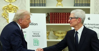 U.S. President Donald Trump and Apple CEO Tim Cook shake hands on the day they present Apple&#039;s announcement of a $100 billion investment in U.S. manufacturing, in the Oval Office at the White House in Washington, D.C., U.S., Aug. 6, 2025. (Reuters Photo)