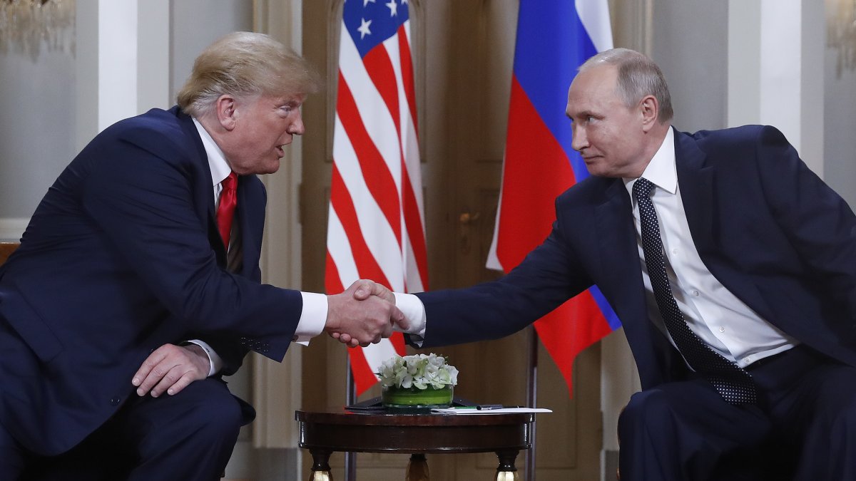 U.S. President Donald Trump (L) and Russian President Vladimir Putin shake hands at the beginning of a meeting at the Presidential Palace, Helsinki, Finland, July 16, 2018. (AP Photo)