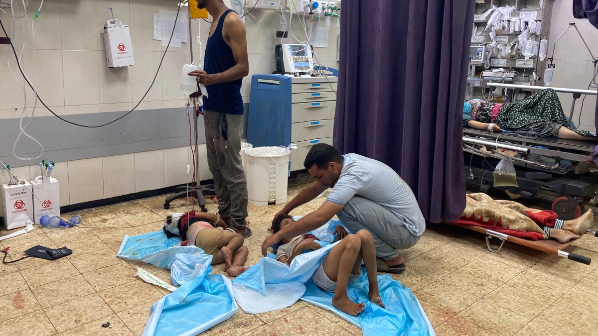 Palestinian children receive medical attention at the Nasser Medical Complex in Khan Younis following Israeli bombardment on the Mawasi area, Gaza Strip, Palestine, Aug. 7, 2025. (AFP Photo)