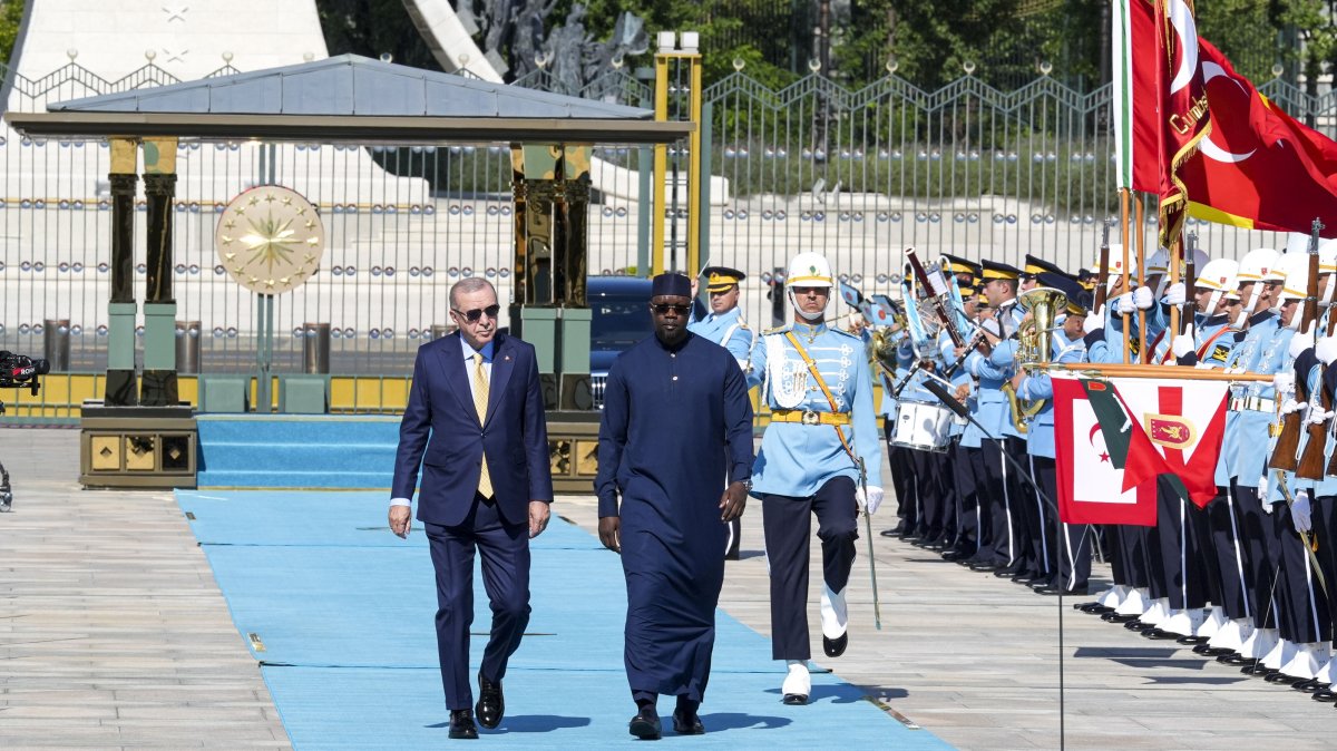 President Recep Tayyip Erdoğan and Senegal's Prime Minister Ousmane Sonko (R) attend the welcoming ceremony at the Presidential Complex, Ankara, Türkiye, Aug. 7, 2025. (AA Photo)
