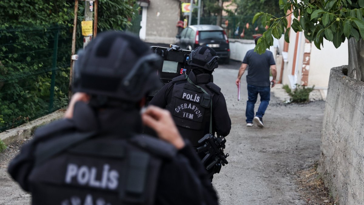 Counterterrorism squads carry out raids in Istanbul, Türkiye, June 9, 2021. (AA File Photo)