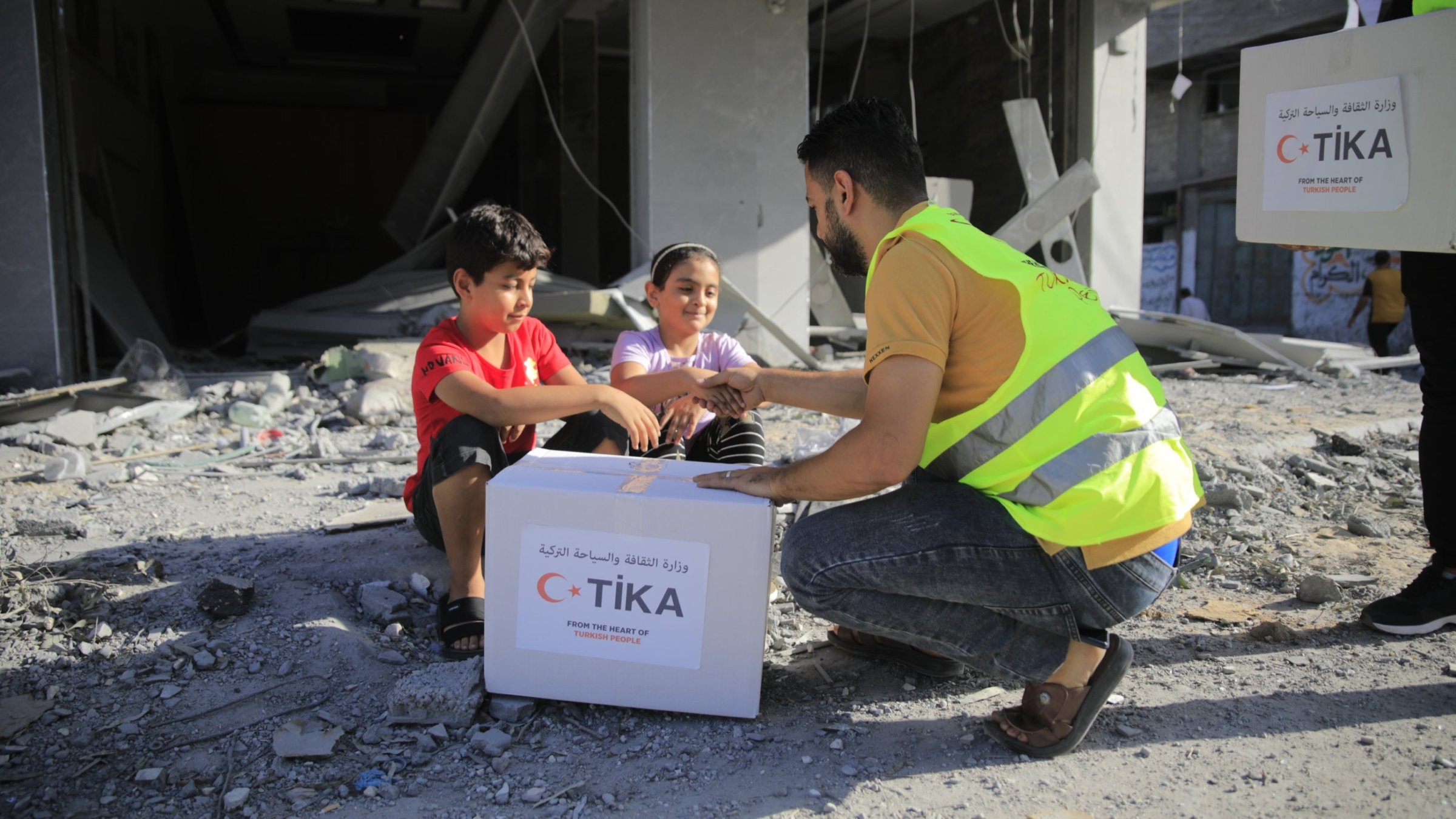 A volunteer is seen delivering humanitarian aid provided by the Turkish Cooperation and Coordination Agency (TIKA) in an undisclosed location on Jan. 6, 2024. (AA File Photo)