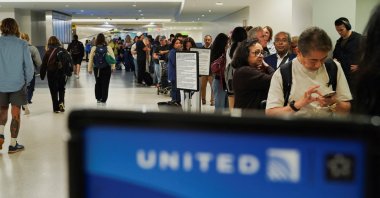 Travelers wait in line for their delayed luggage after United Airlines grounded flights due to a technical outage at Newark Liberty International Airport in Newark, New Jersey, U.S., Aug. 6, 2025. (Reuters Photo)