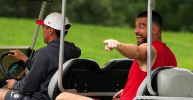 Kansas City Chiefs&#039; Travis Kelce points to fans as he leaves training camp at Missouri Western State University, St. Joseph, U.S., Aug. 3, 2025. (AFP Photo)