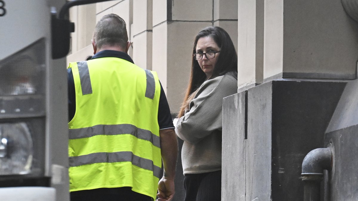 Erin Patterson (L) leaves a court, Melbourne, Australia, April 15, 2025. (AP Photo)