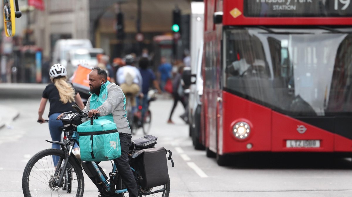 UK arrests hundreds in crackdown on suspected illegal delivery riders