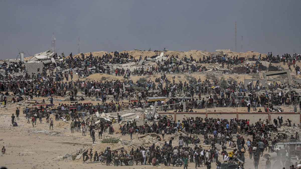 Internally displaced Palestinians waiting for aid trucks near a food distribution point in Zikim, northern Gaza Strip, Aug. 8, 2025. (EPA Photo)