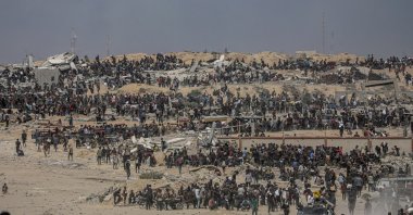 Internally displaced Palestinians waiting for aid trucks near a food distribution point in Zikim, northern Gaza Strip, Aug. 8, 2025. (EPA Photo)