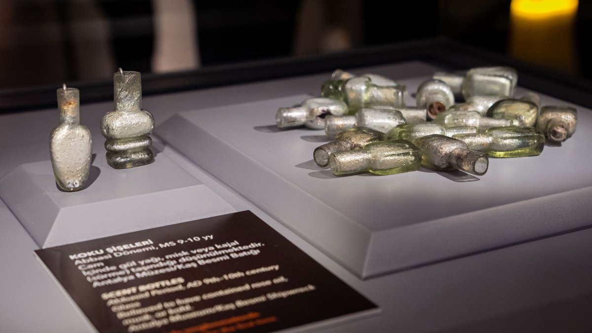 Antique glass perfume bottles retrieved from a 1,100-year-old shipwreck on the coast of Kaş, Antalya, western Türkiye, Aug. 8, 2025. (AA Photo)