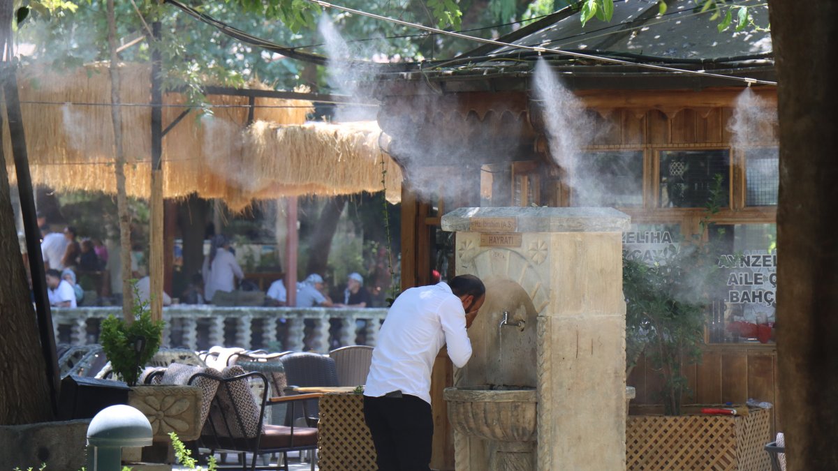 Customers cool off with steam sprays and water taps as thermometers reach 51 degrees Celsius (123.8 degrees Fahrenheit), Şanlıurfa, Türkiye, Aug. 10, 2025. (AA Photo)