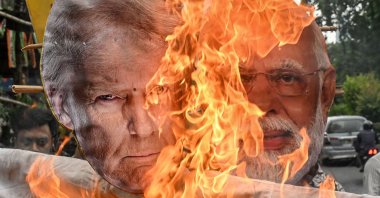 Congress activists burn an effigy of U.S. President Donald Trump and Indian Prime Minister Narendra Modi as they protest against the Indo-U.S. trade deal, after the former imposed 25% tariffs on Indian goods, Kolkata, India, Aug. 1, 2025. (AFP Photo)