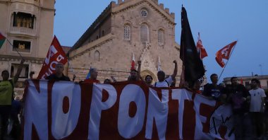 Protesters hold a banner reading &quot;No bridge&quot; during the &quot;We Want Water, Not War&quot; march to demonstrate against the construction of the Strait of Messina Bridge, Messina, Italy, Aug. 9, 2025. (AFP Photo)