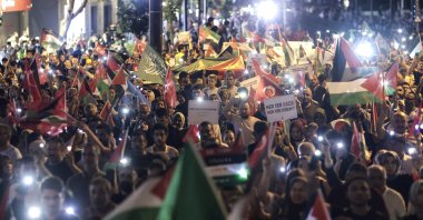 Pro-Palestinian protesters hold lights and Turkish and Palestinian flags during a march in support of Palestinians in Istanbul, Türkiye,  Aug. 9, 2025. (EPA Photo)