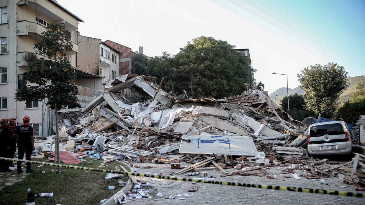 Work continues at the collapsed three-story building in Sındırgı district of Balıkesir after the 6.1 magnitude earthquake, Balıkesir, Türkiye, Aug. 11, 2025. (AA Photo)