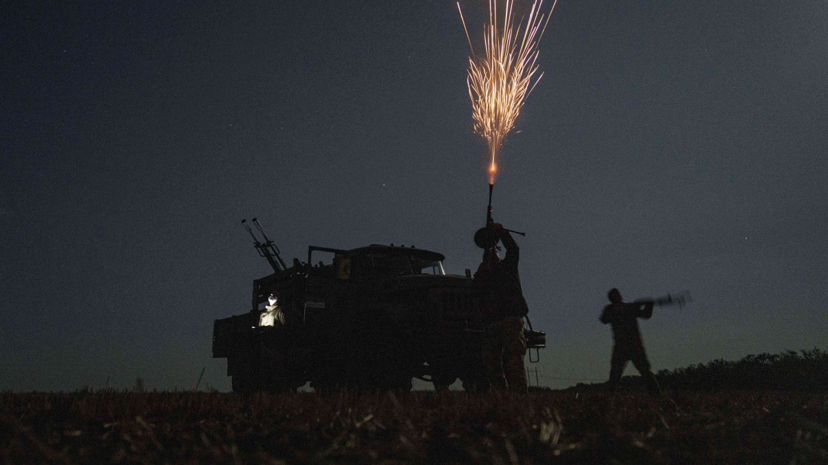 Ukrainian soldiers from the air-defence unit of the 59th brigade fire at Russian strike drones, Dnipropetrovsk, Ukraine, Aug. 10, 2025. (AP Photo)