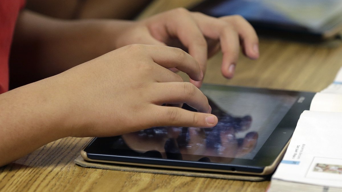  A student uses a tablet during a middle school class in Johns Creek, Georgia., U.S., May 9, 2013. (AP Photo)