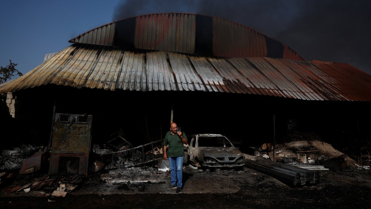 Vicente Bresme reacts as he stands next to a warehouse with his belongings, which burned in a wildfire in Cubo de Benavente, Spain, Aug.11, 2025. (Reuters Photo)