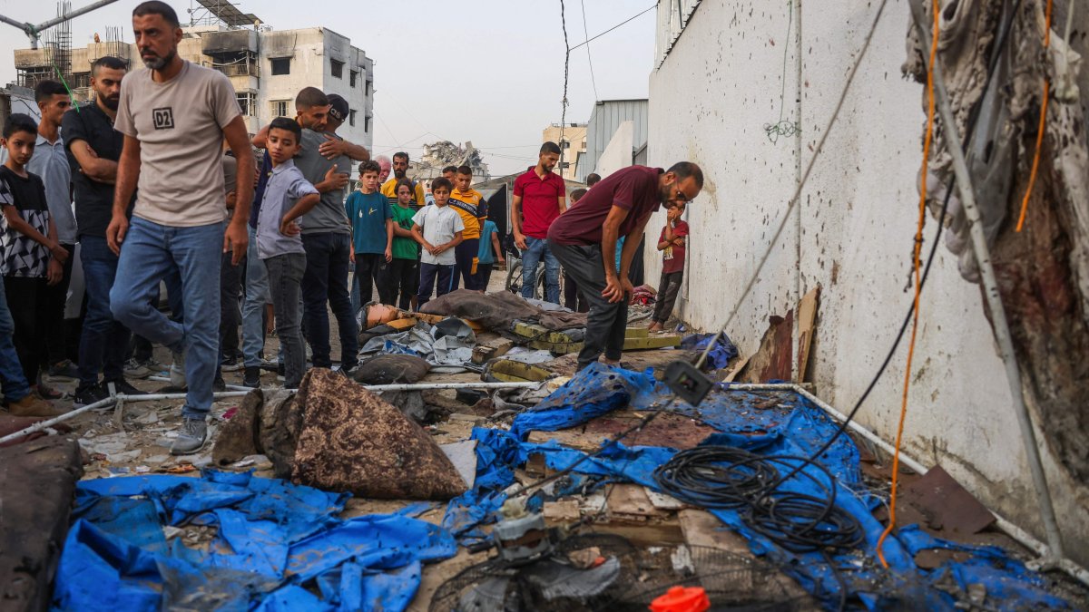 Palestinians check the destroyed Al Jazeera tent at Al-Shifa Hospital following an overnight strike by Israel that killed five journalists, Gaza City, Palestine, Aug. 11, 2025. (AFP Photo)