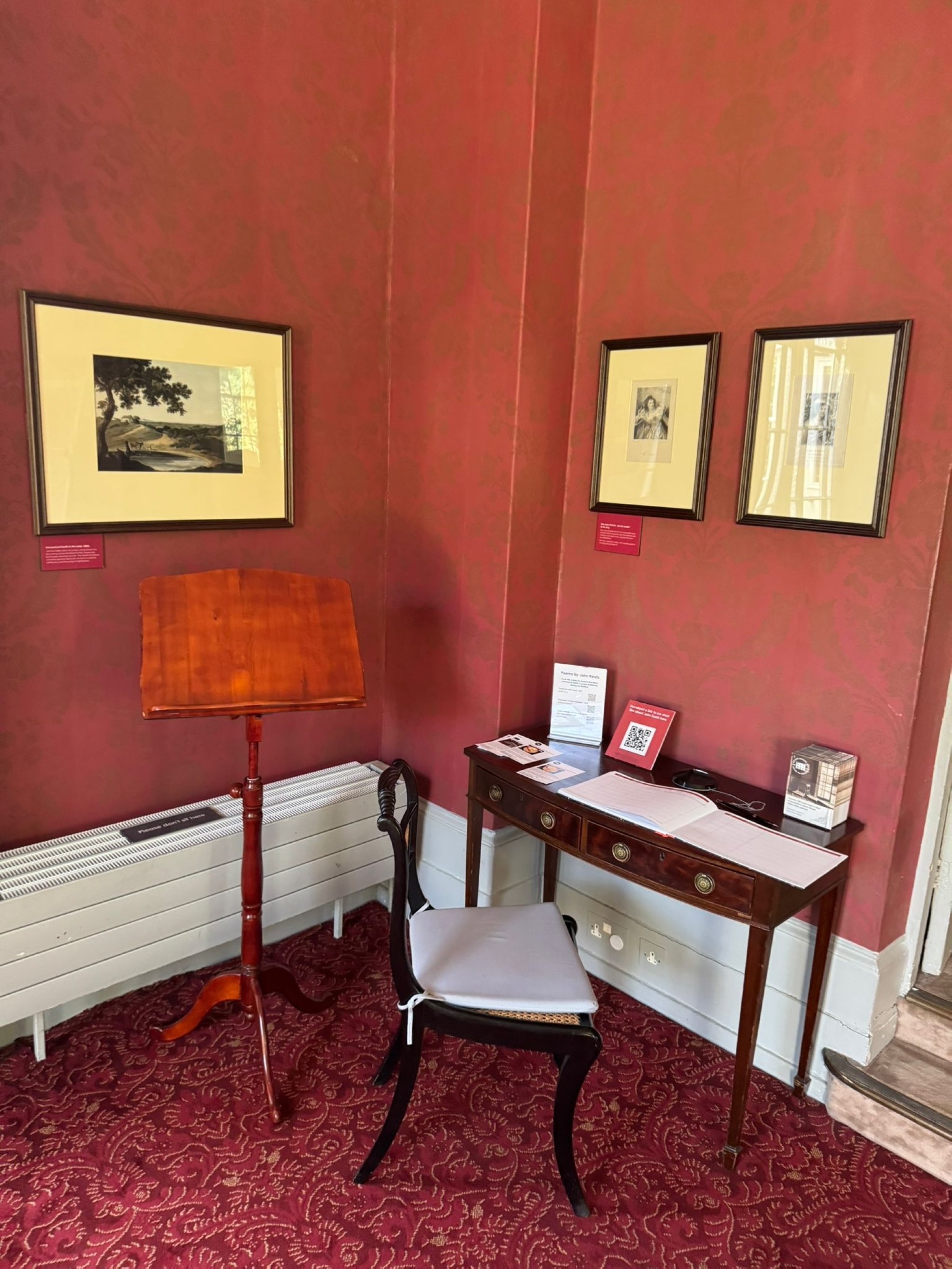 A writing desk inside Keats House in Hampstead, London, U.K., Aug. 11, 2025. (Photo by Neslişah Yılmaz Hidayetoğlu)