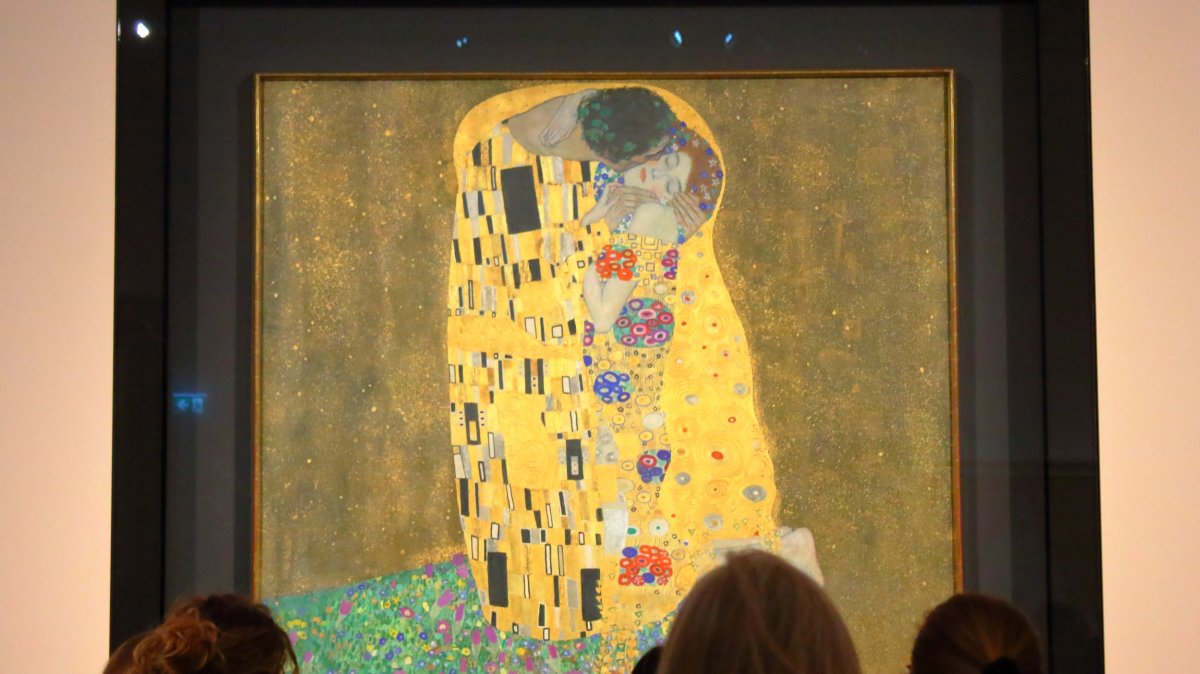 Visitors admire &quot;The Kiss&quot; painting in the Belvedere museum, Vienna, Austria, March 11, 2024. (Shutterstock Photo)