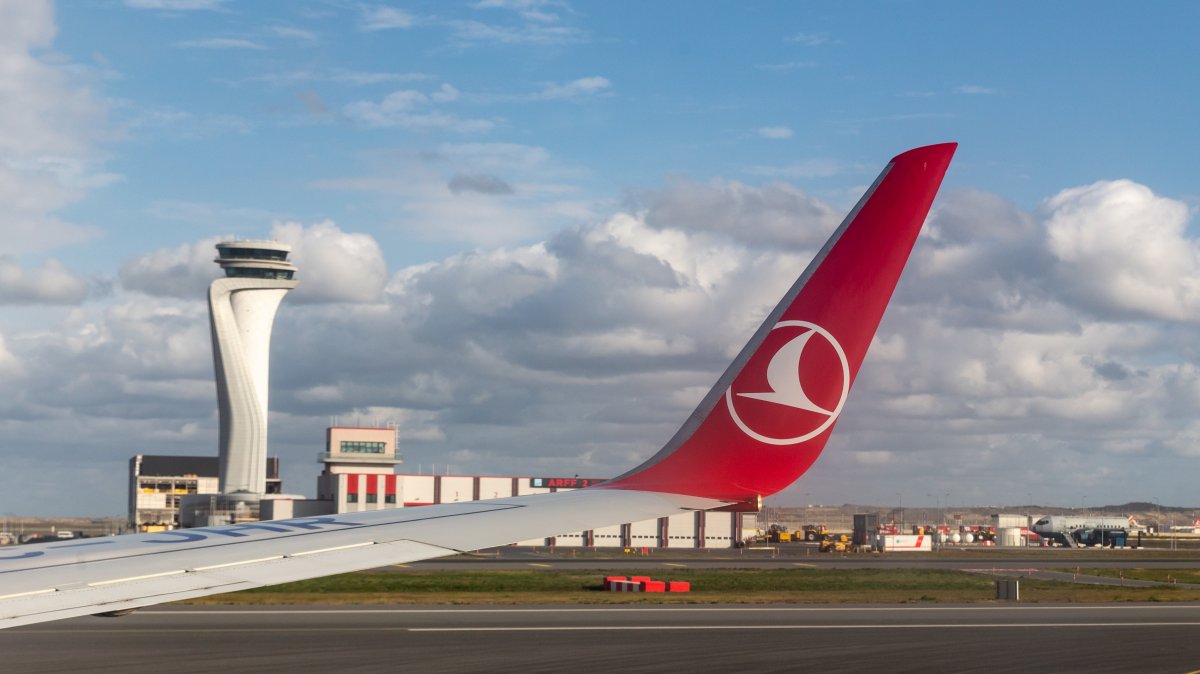 A wing of a Turkish Airlines plane at Istanbul Airport, Istanbul, Türkiye, Nov. 3, 2024. (Reuters Photo)