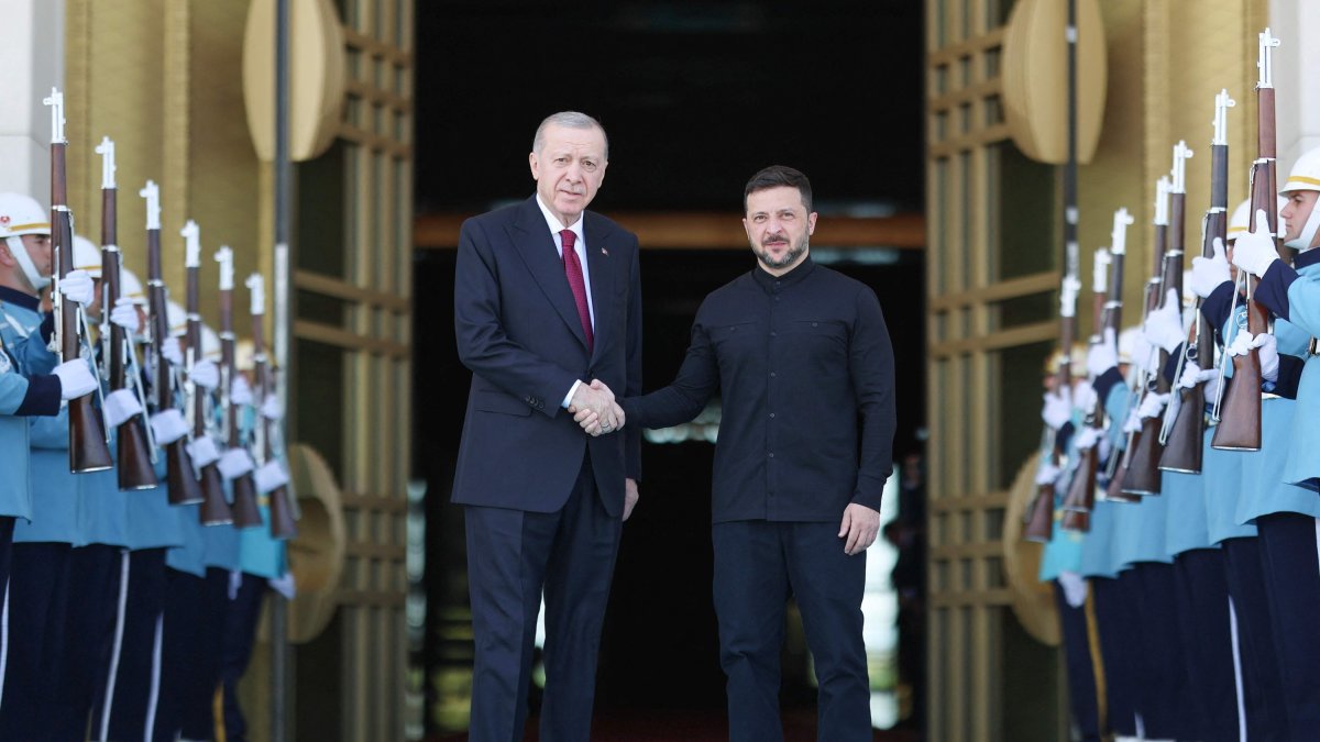 President Recep Tayyip Erdoğan receives Ukrainian President Volodymyr Zelenskyy (R) at the Presidential Complex, Ankara, Türkiye, May 15, 2025. (AFP Photo)