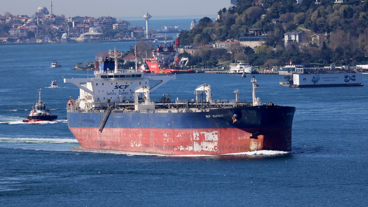 A crude oil tanker transits the Bosporus in Istanbul, Türkiye, April 4, 2024. (Reuters Photo)