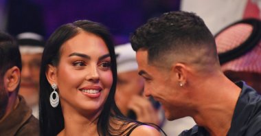 Cristiano Ronaldo (R) and his fiancee Georgina Rodriguez speak ringside before the Heavyweight fight between Tyson Fury and Francis Ngannou at Boulevard Hall, Riyadh, Saudi Arabia, Oct. 28, 2023. (Getty Images Photo)